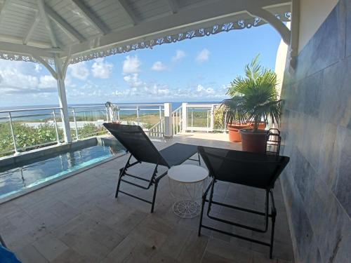 Aux Colibris Amoureux : loft de standing avec vue mer in Grand-Bourg