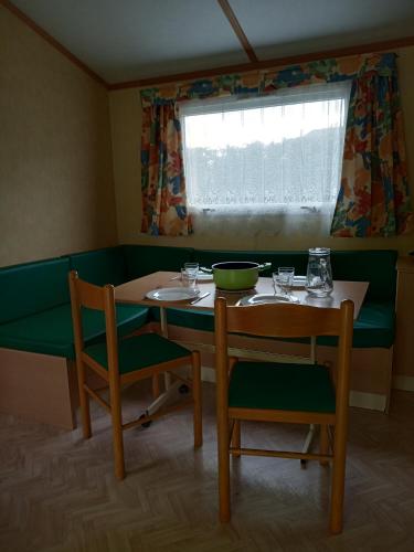 2 bedrooms, 4 beds