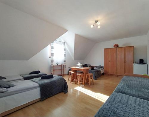 6 twin beds