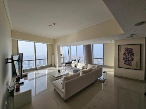 Glass Window Apartment with Palm & Sea View - Marina