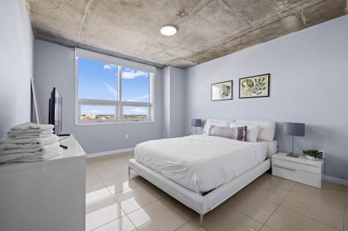 1113-Stunning 2Br2Ba Midblock FREE Parking in Miami, USA