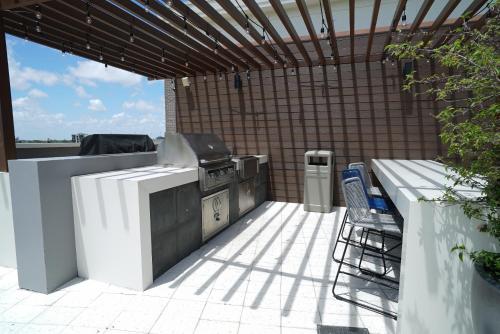 1113-Stunning 2Br2Ba Midblock FREE Parking in Miami, USA