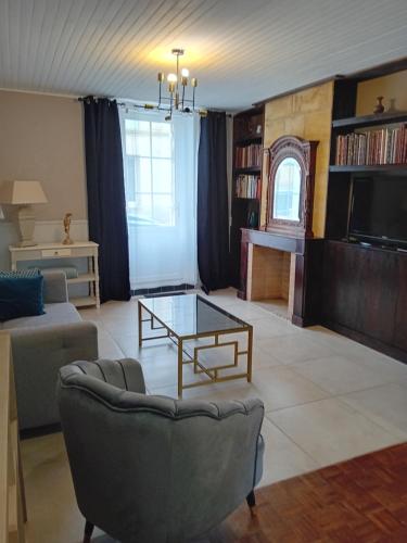 Shared lounge/TV area, Maison de charme-Castillon-St-Emilion in Castillon-la-Bataille