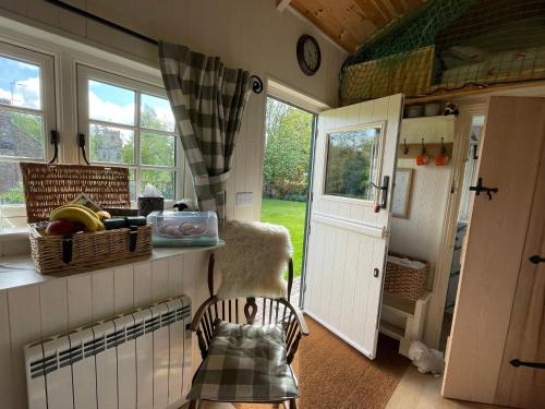 Beautiful Shepherd's Hut - Lois Weedon