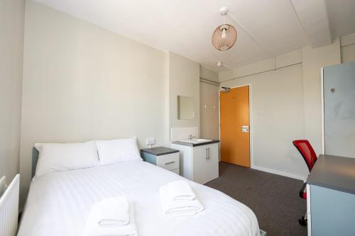 Spacious room with shared facilities - image 7