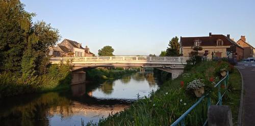 Aux 10 Ponts - Gîte aux abords du fleuve La Somme - La mer à 30 min - La nuit pour 6 voyageurs