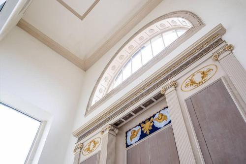 Stunning 2 Bedroom Apartment in Converted Chapel, Bath (photo 8)