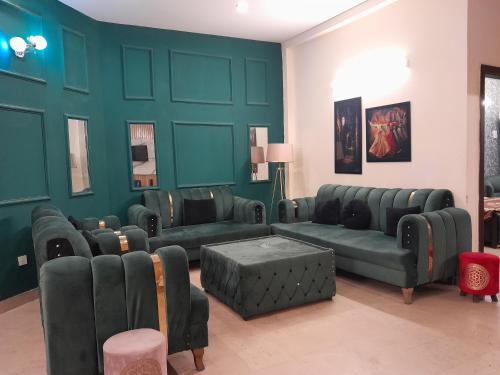 2 bed Luxury Apartment - image 2