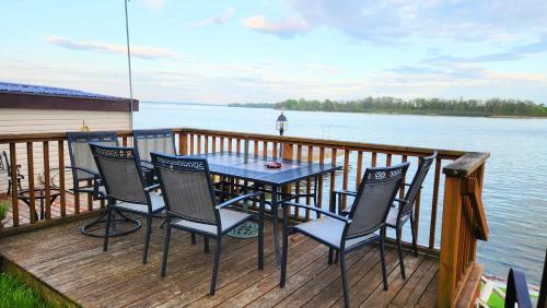 . Skylight Waterfront home w/ amazing view/dock/boat