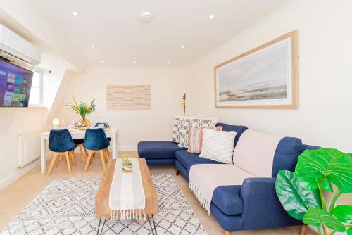 Battersea 2-Bedroom Top-Floor Apartment with Cozy Balcony, London