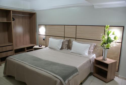 1 king bed, 2 twin beds, 1 sofa bed
