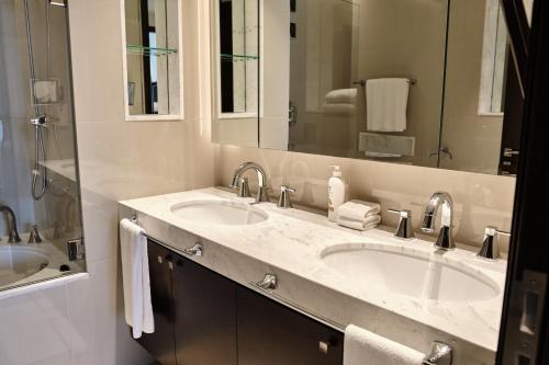 Apartment in Downtown Dubai - image 10