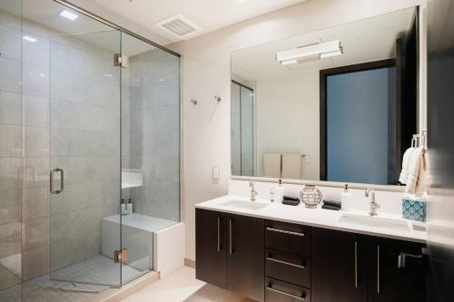 Lavish 5-Bedroom Penthouse with Four Seasons Flair thumb 4