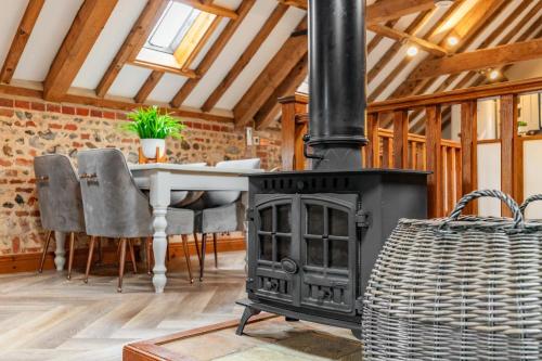 Host & Stay - Rogues Barn - Tap to explore photos