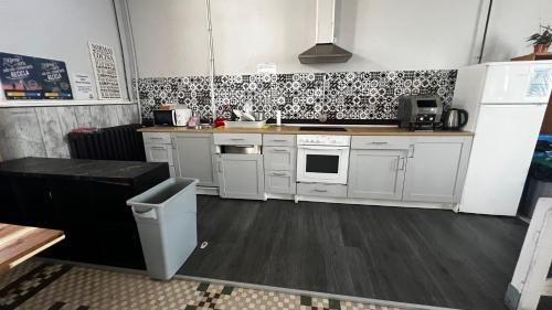 Kitchen, Albergue La Estacion in Llanes