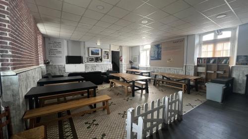 Shared lounge/TV area, Albergue La Estacion in Llanes