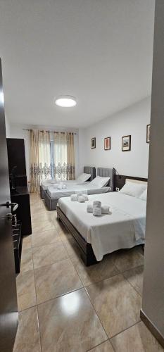 1 queen bed, 1 sofa bed