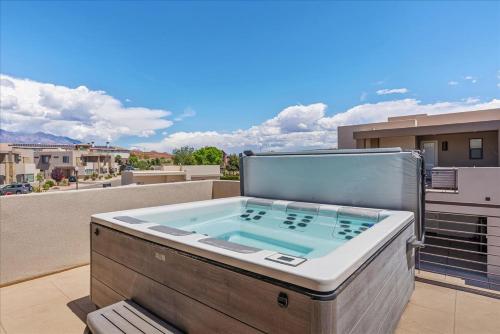 Private Hot Tub Walking Distance to Coral Canyon