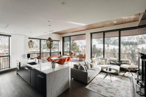 Lavish 3-Bedroom Penthouse with Four Seasons Flair thumb 2