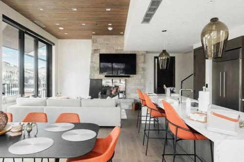 Lavish 3-Bedroom Penthouse with Four Seasons Flair thumb 3