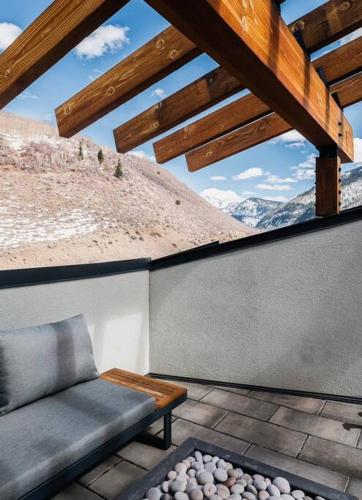 Lavish 3-Bedroom Penthouse with Four Seasons Flair thumb 4