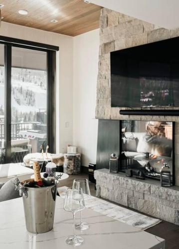Lavish 3-Bedroom Penthouse with Four Seasons Flair detail
