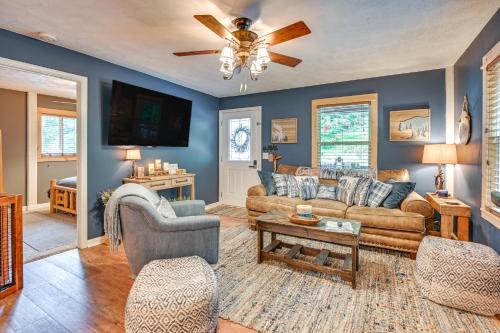 Murray Cabin with Hot Tub Walk to Kentucky Lake! in Murray, USA