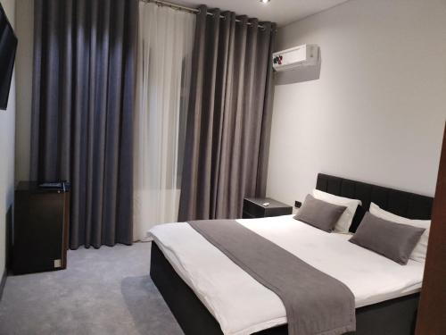 1 queen bed