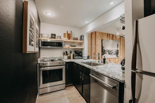 64SW - Pets Ok - Wood Stove - Sleeps 4 condo, Glacier (zdjęcie 5)