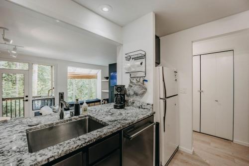 64SW - Pets Ok - Wood Stove - Sleeps 4 condo, Glacier (zdjęcie 6)