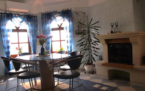 Iekārtas, Villa Lotus in Robadje