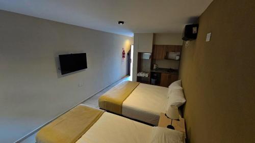 1 queen bed, 2 twin beds