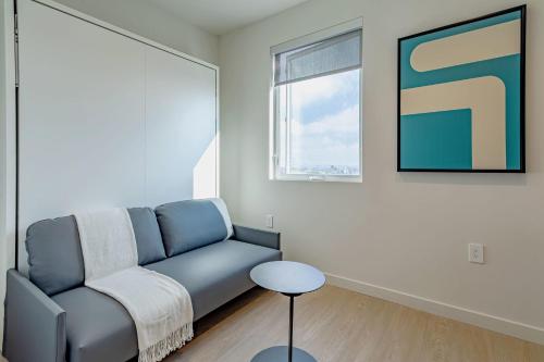 UCLA Area Cozy Coliving Suite w Walk in Closet in Los Angeles, USA