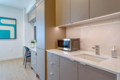 UCLA Area Cozy Coliving Suite w Walk in Closet in Los Angeles, USA