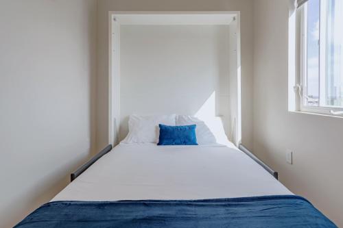 UCLA Area Cozy Coliving Suite w Walk in Closet in Los Angeles, USA