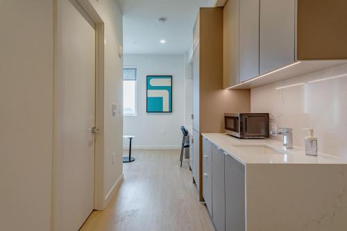 UCLA Area Cozy Coliving Suite w Walk in Closet in Los Angeles, USA