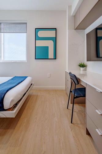 UCLA Area Cozy Coliving Suite w Walk in Closet in Los Angeles, USA