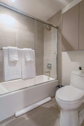 UCLA Area Cozy Coliving Suite w Walk in Closet in Los Angeles, USA