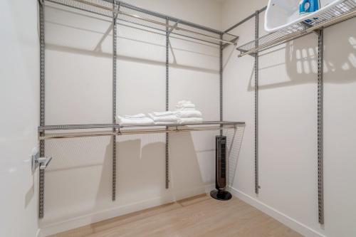 UCLA Area Cozy Coliving Suite w Walk in Closet in Los Angeles, USA