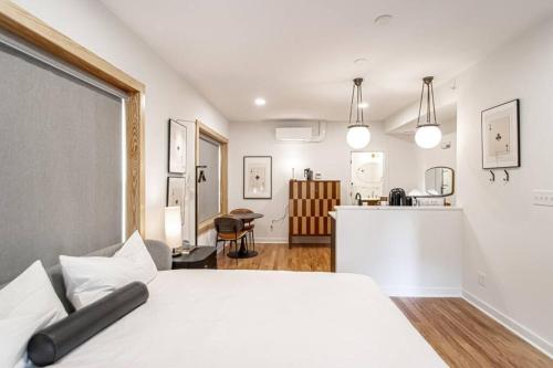 Steps to Bathhouses, Historic Studio, KING BED, Room # 101 in Hot Springs, USA