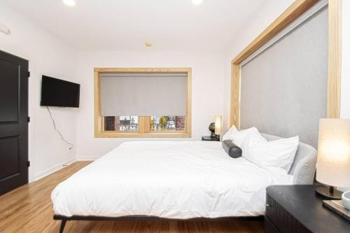 Steps to Bathhouses, Historic Studio, KING BED, Room # 101 in Hot Springs, USA