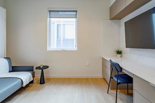 Chic & Cozy Coliving Suite w W&D Near UCLA in Los Angeles, USA
