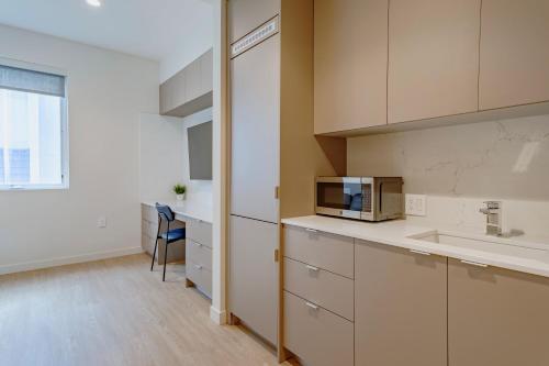 Chic & Cozy Coliving Suite w W&D Near UCLA in Los Angeles, USA