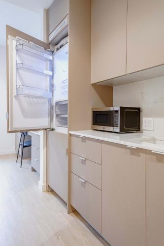 Chic & Cozy Coliving Suite w W&D Near UCLA in Los Angeles, USA