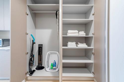 Chic & Cozy Coliving Suite w W&D Near UCLA in Los Angeles, USA