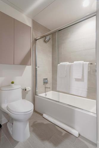 Chic & Cozy Coliving Suite w W&D Near UCLA in Los Angeles, USA