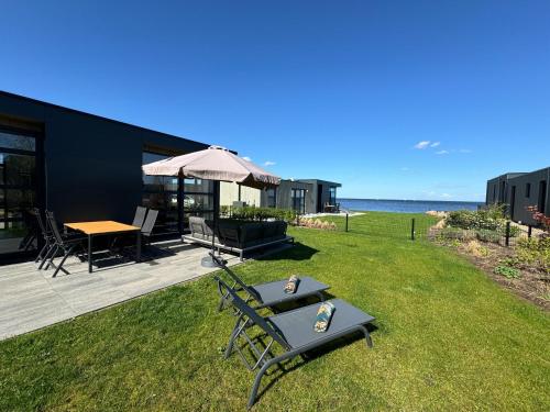 Enkhuizer Strand Chalet IJsselmeerblick Zweite Reihe mit Zaun Haus Nr 221 in Boerenhoek Molenweg Burgwal
