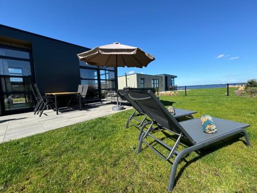 Enkhuizer Strand Chalet IJsselmeerblick Zweite Reihe mit Zaun Haus Nr 221 in Boerenhoek Molenweg Burgwal