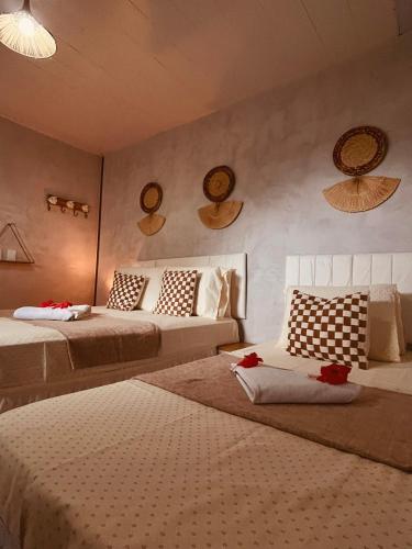 1 double bed, 1 twin bed