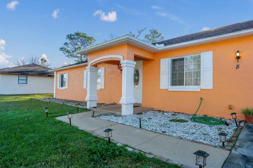 Bright, comfy, economy 3 bedroom 2 bathroom home in Ocala, USA